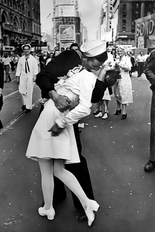 AE50_Alfred-Eisenstaedt_Dia-V-J-en-Times-Square.jpeg Día V-J en Times Square - Alfred Eisenstaedt