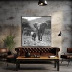 Imagen en blanco y negro de un elefante bebé caminando_ATAI