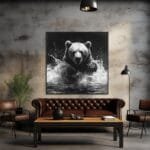 Imagen en blanco y negro de un oso cazando peces en el río atento_ATAI