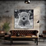 Imagen en blanco y negro de un oso polar bebé jugando_ATAI