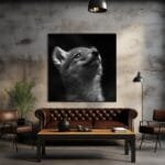 Imagen en blanco y negro de un lobo cachorro explorando_ATAI