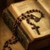 Biblia y Rosario en Silencio, arte sin mockup